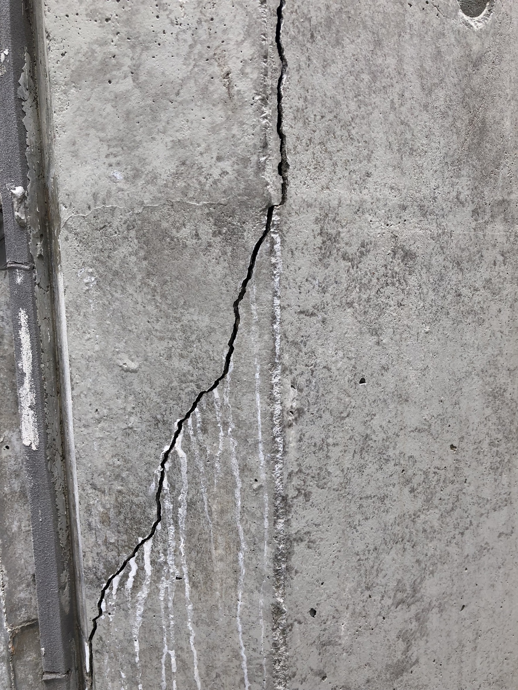 ひび割れ コンクリート コンクリートにひび割れ（クラック）が！原因と補修方法を徹底解説！！